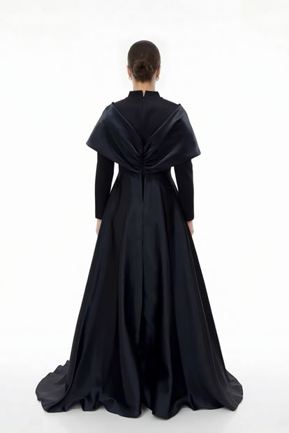 فستان سهرة أسود بياقة هالتر ومقاسات كبيرة